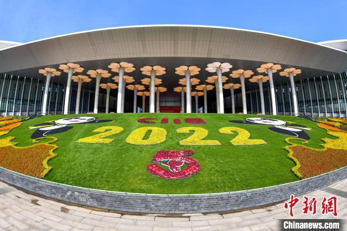 第五屆進(jìn)博會(huì)場(chǎng)館景觀裝飾全面定妝。　陳夢(mèng)澤 攝