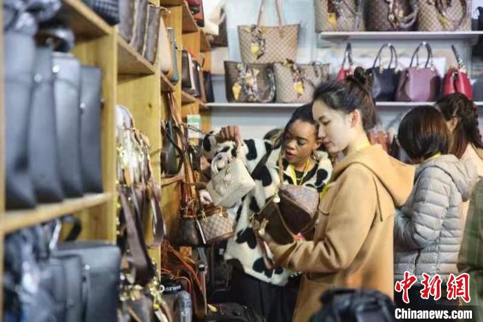 女士選購(gòu)包包。　彭華 攝