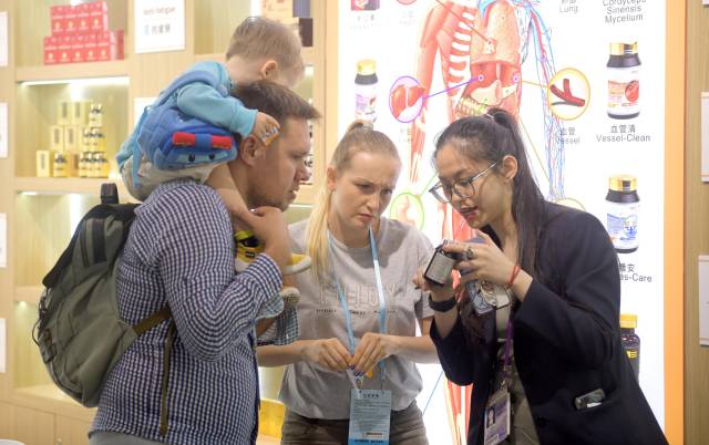 資料圖片：客商在廣交會上參觀選購商品。（新華社發(fā)）